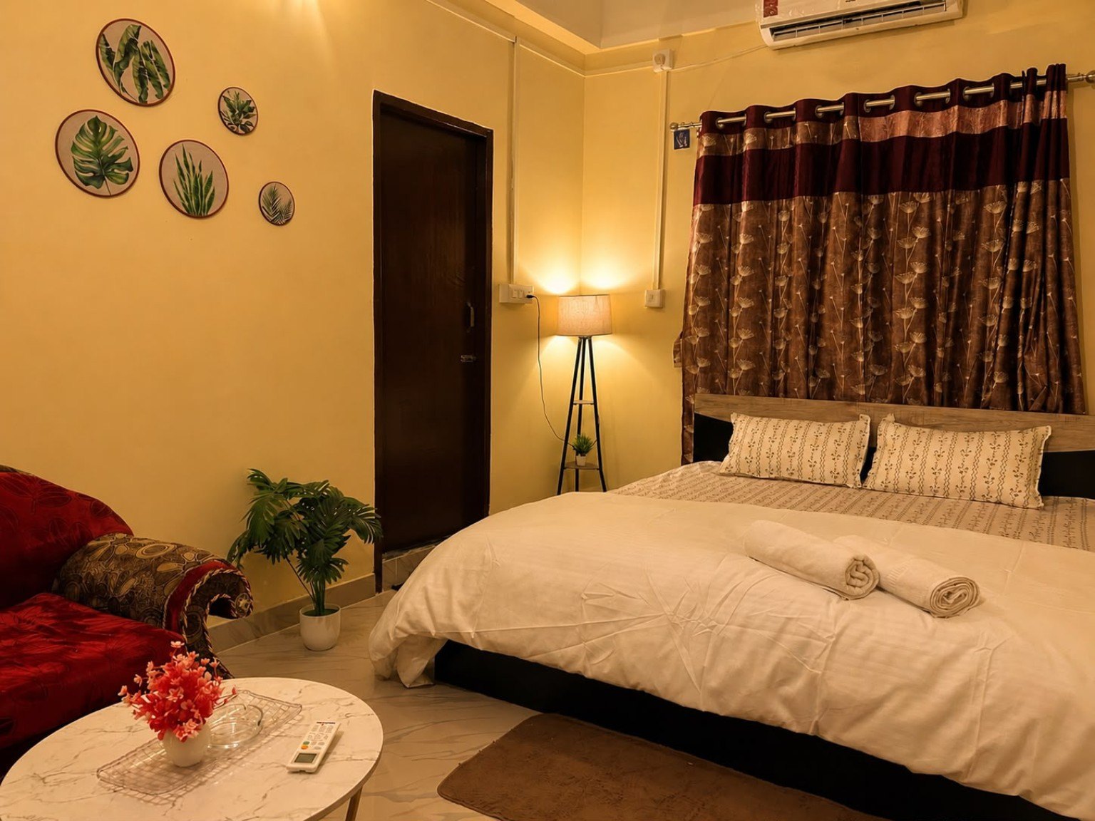 Non-Balcony Room bed and seating